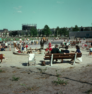 821847 Gezicht op de zandbak met spelende kinderen in het plantsoen aan de Ingen Houszstraat te Utrecht.